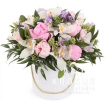 Maiga ziedu kompozīcija stilīgā cepuru kastē