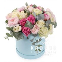 Ziedu kompozīcija stilīgā cepuru kastē