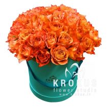 Оранжевые розы в стильной шляпной коробке