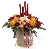 Adventes kompozīcija cepuru kastē