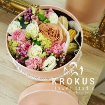 Цветы в коробке с макаронсами