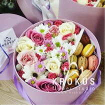 ЦВЕТЫ В КОРОБКЕ С МАКАРOНCАМИ