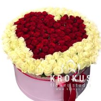 Rožu sirds cepuru kastē