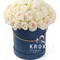 Peonveidīgās rozes kastē