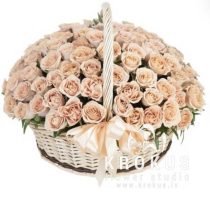 Krēmkrāsas rozes grozā