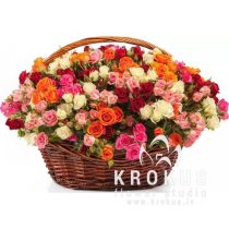 Цветная корзина кустовых роз