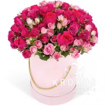 Rozā rozes cepuru kastē