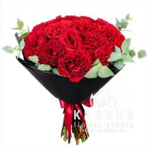 Sarkanu dārza rožu pušķis