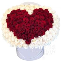 Rozes sirds formā kastē