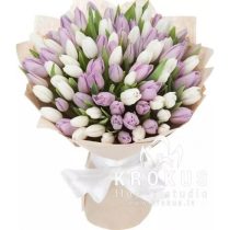 Balto un ceriņu tulpju pušķis