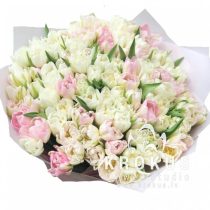 Peonijveida un rozā tulpes