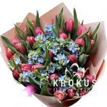 Pildītās tulpes ar neaizmirstulītēm