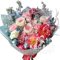 Pušķis ar koraļļu krāsas peonijām