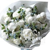 Baltas peonijas ar neaizmirstulītēm