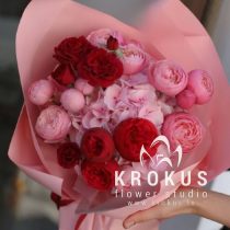 Peonijveidīgas  rozes ar hortenzijām