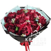 Burgundijas peoniju pušķis