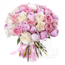 Rožu un peoniju pušķis