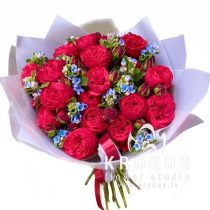 Piano rožu pušķis ar neaizmirstulītēm