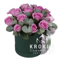 Rozes stilīgā cepuru kastē