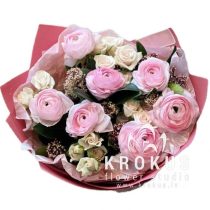 Букет из нежных роз и ранункулюсов.