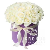 Baltas rozes  stilīgā cepuru kastē