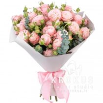 Букет из пионовидных кустовых роз