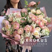 Peonijveidīgo tulpju un ceriņu pušķis