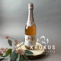 Non-alcoholic rose champagne