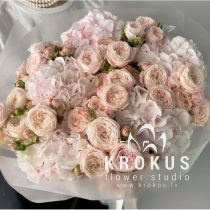 Peony roses with hortenzie