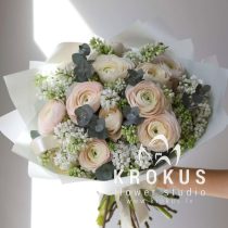 Balto ceriņu un ranunkuļu pušķis