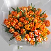 Oranžu peonijveida tulpju pušķis