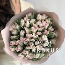 Peonijveidīgo tulpju pušķis