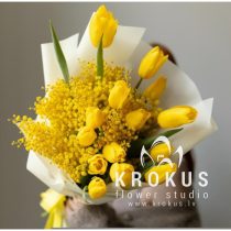 Tulpju un mimozas pušķis