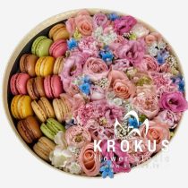 Цветы в коробке с макарoнcами