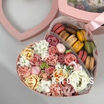 Цветы в коробке с макаронсами