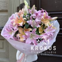 Krāsainu liliju pušķis