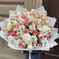 Balto matiolu un rožu pušķis