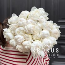 Balto peoniju pušķis