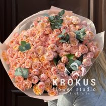 Букет персиковых кустовых пионовидных роз с эвкалиптом