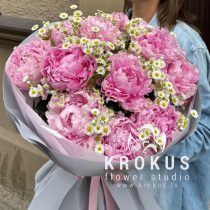 Bouquet of peonies with daisies