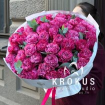 Peonveida rozes ar eikaliptu