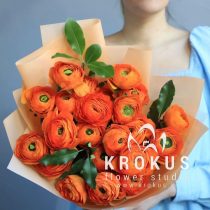 Pušķis ar oranžajām ranunkulām