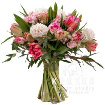 Pušķis no hiacintēm un rozēm