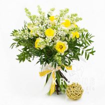 Balto ceriņu un narcišu pušķis